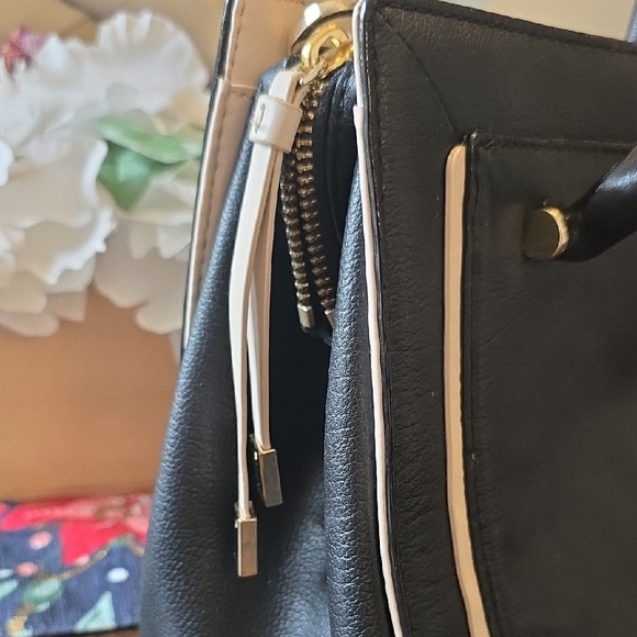 Kate Spade Classic Black and Cream Bag 10x8 - Picture 2 of 10